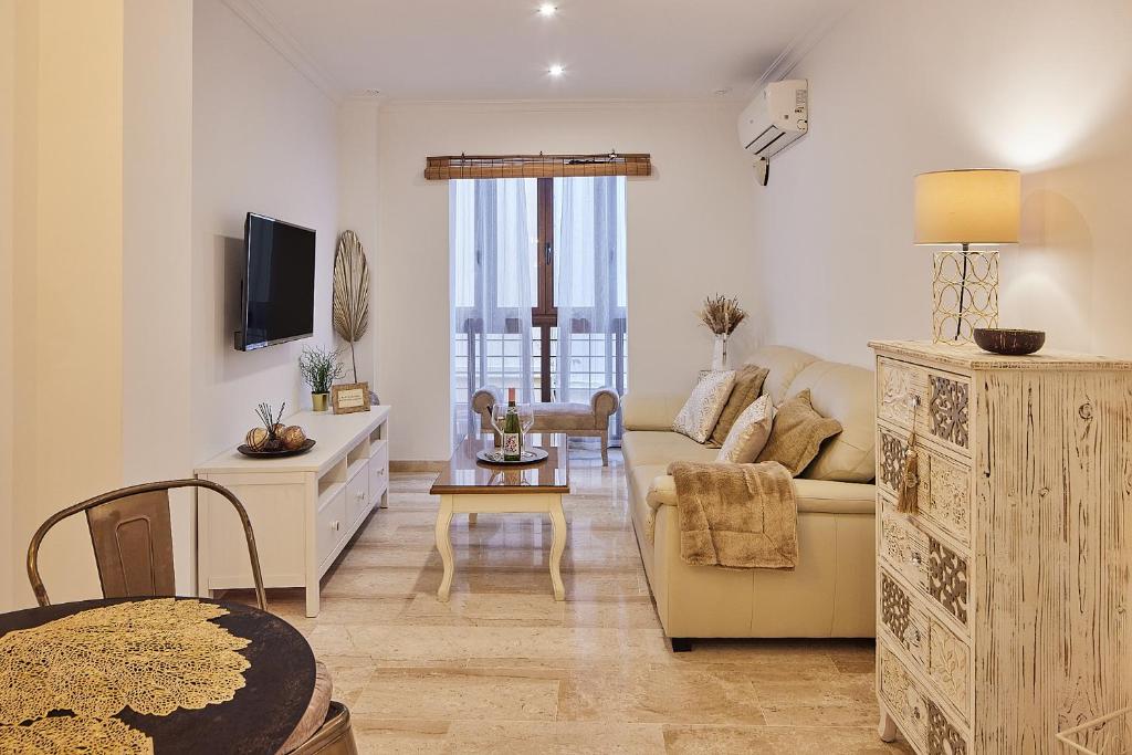uma sala de estar com um sofá e uma mesa em Little Arboli Little Apartments em Cádiz
