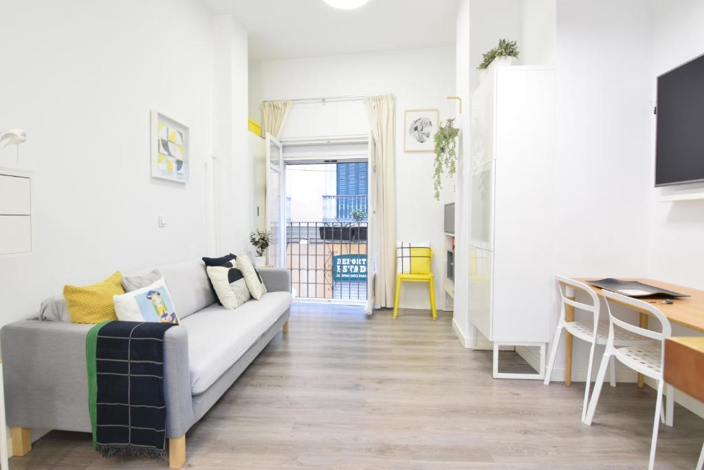 A television and/or entertainment centre at Apartamento Atarazanas Málaga Centro Histórico