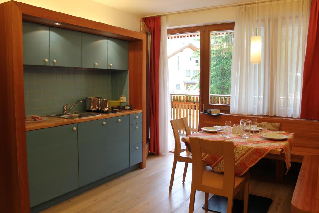 eine Küche mit einem Tisch und einem Esszimmer in der Unterkunft Residence La Villa in Stern