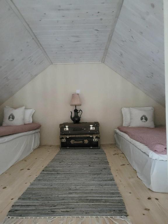 Postel nebo postele na pokoji v ubytování Hus i mysig by nära havet