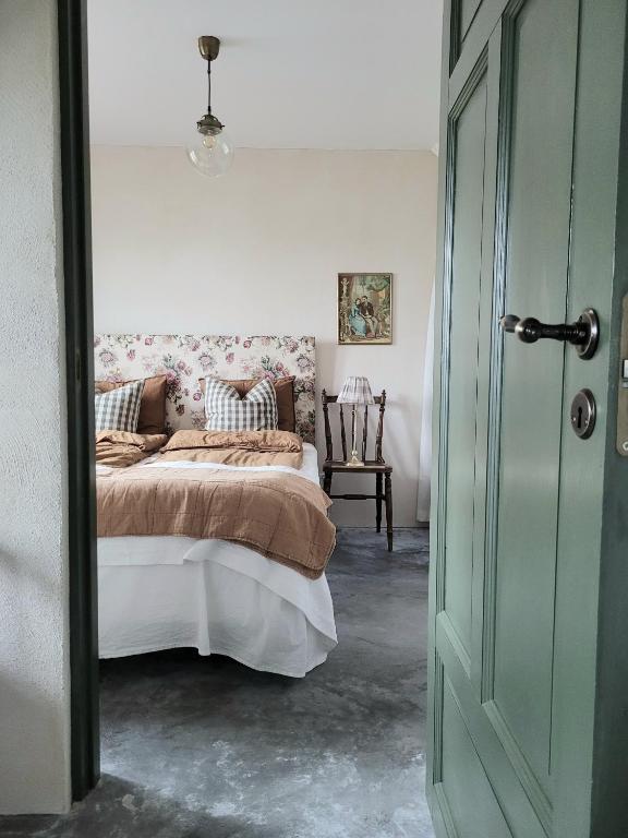 Postel nebo postele na pokoji v ubytování Hus i mysig by nära havet