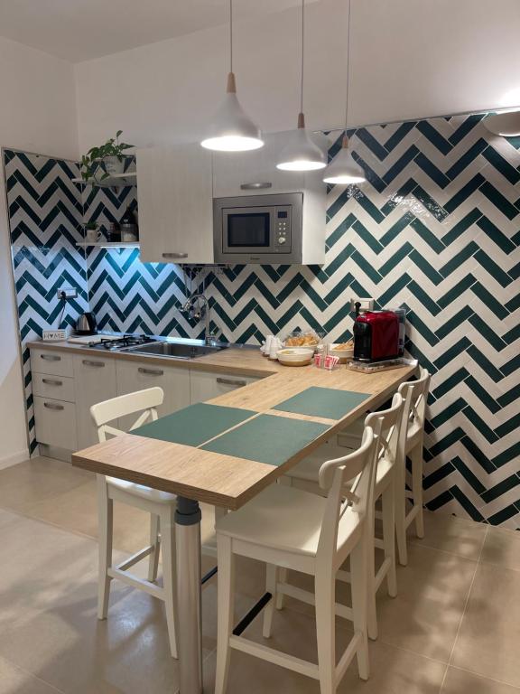 een keuken met een tafel en stoelen bij Oleander Apartment in Castellammare di Stabia