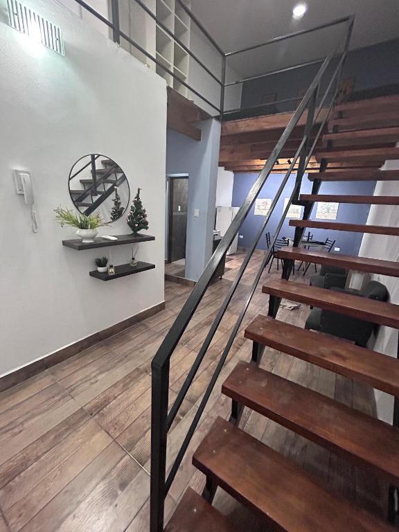 - un escalier dans une maison revêtue de parquet dans l'établissement Rioja Suites - Duplex Centrico VII., à La Rioja
