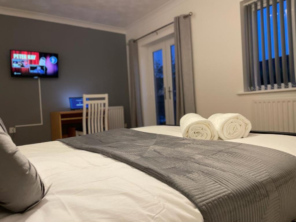 um quarto com uma cama com toalhas em Eagle Way Apartment em Peterborough