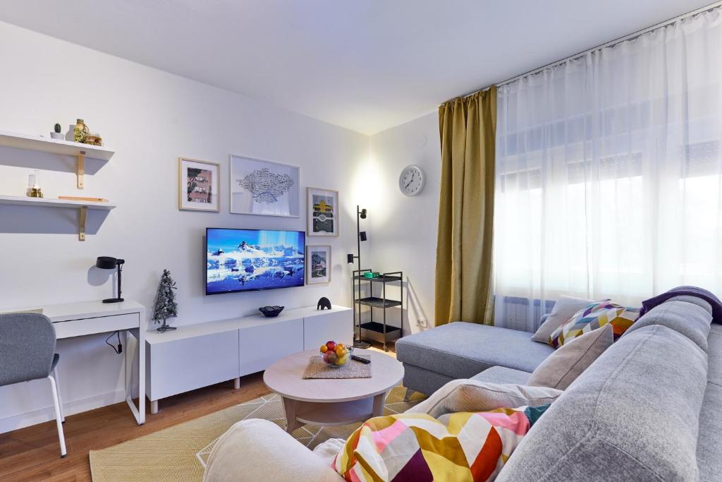 un soggiorno con divano e TV di Apartman “Maksimir” a Zagabria