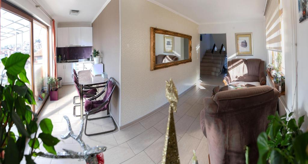 Televiisor ja/või meelelahutuskeskus majutusasutuses Guest House Ćiro