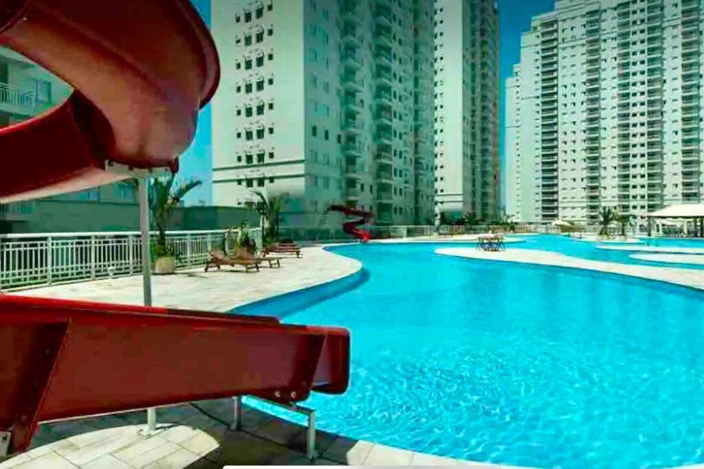 uma grande piscina numa cidade com edifícios altos em Santos, 2qts, sacada .prox. a praia (piscina) em Santos