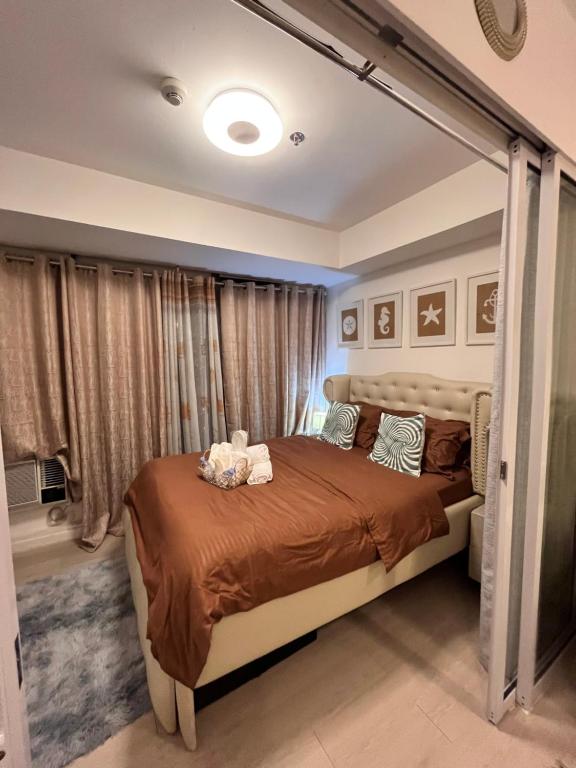 1 dormitorio con 1 cama con dosel en BAY beachvibe PAD, en Manila