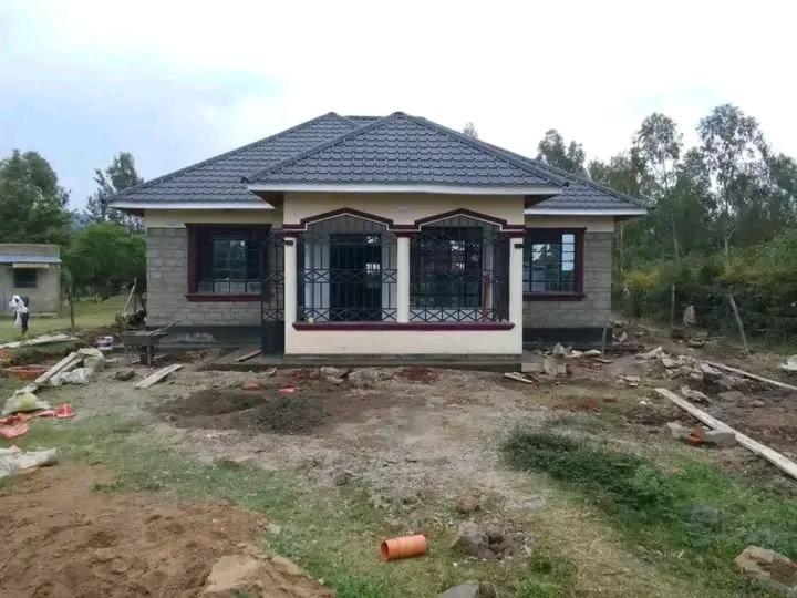 uma casa está a ser construída num quintal em YAYANI GATE B em Nairobi