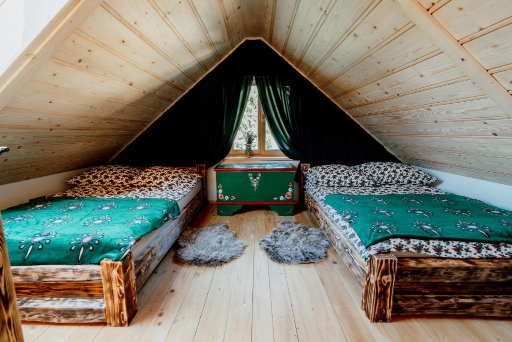 Giường trong phòng chung tại Oskarówka domek w górach na odludziu z jacuzzi i sauną - kominek i Netflix