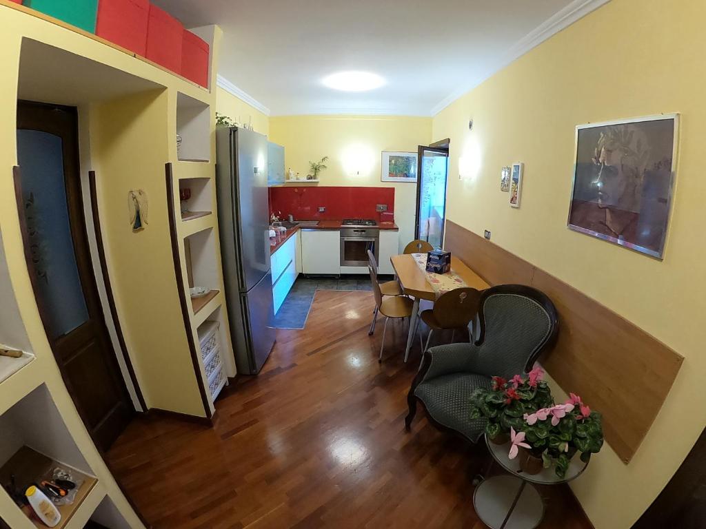 sala de estar con mesa y sillas y cocina en Flavia Apartment, en Roma