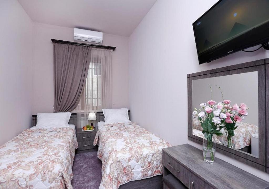 Postel nebo postele na pokoji v ubytování Yard Guesthouse