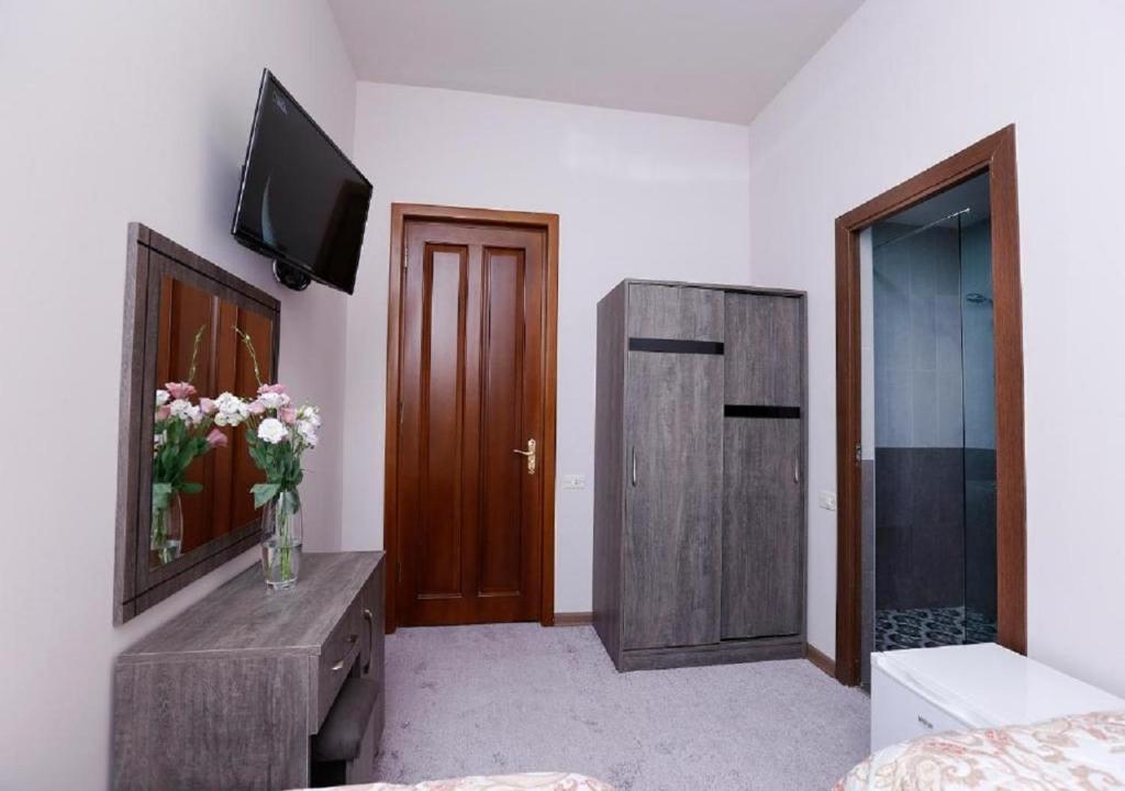 Postel nebo postele na pokoji v ubytování Yard Guesthouse