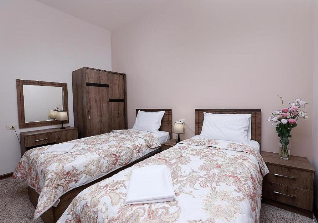 Postel nebo postele na pokoji v ubytování Yard Guesthouse