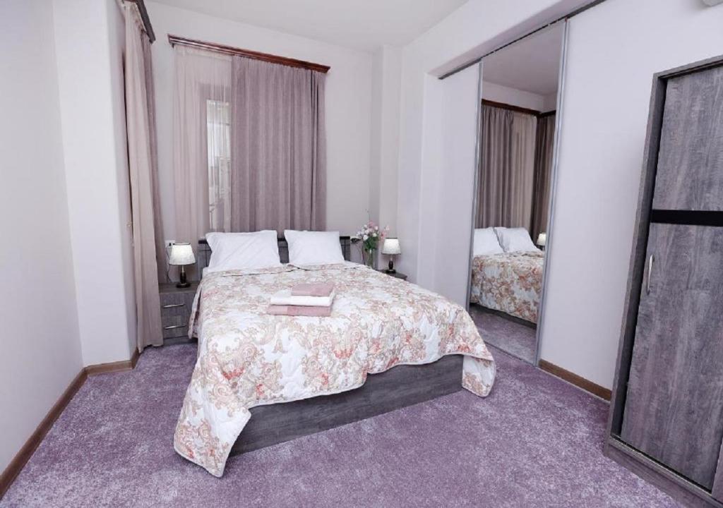 Postel nebo postele na pokoji v ubytování Yard Guesthouse