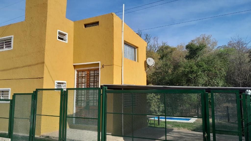 een huis met een glazen deur voor een gebouw bij El Rinconcito de la Selva in La Calera