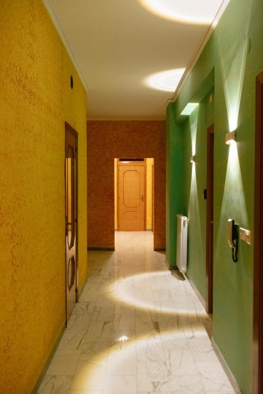 Domus Aurea relax room - Appartamento Con Tre Camere Da Letto Con Balcone