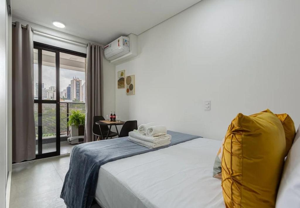 a bedroom with a bed and a balcony at Easy Star - Aconchego e Praticidade, próx ao Metrô - ET01H in Sao Paulo