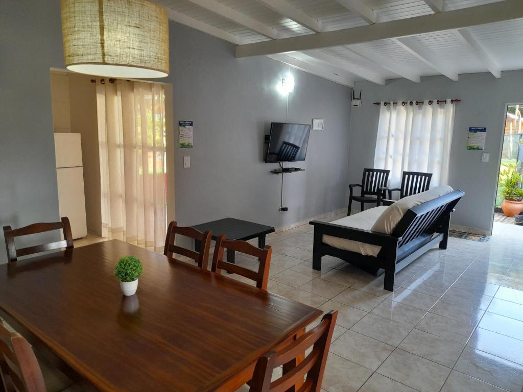 een woonkamer met een tafel en een bank bij En Familia in Puerto Iguazú