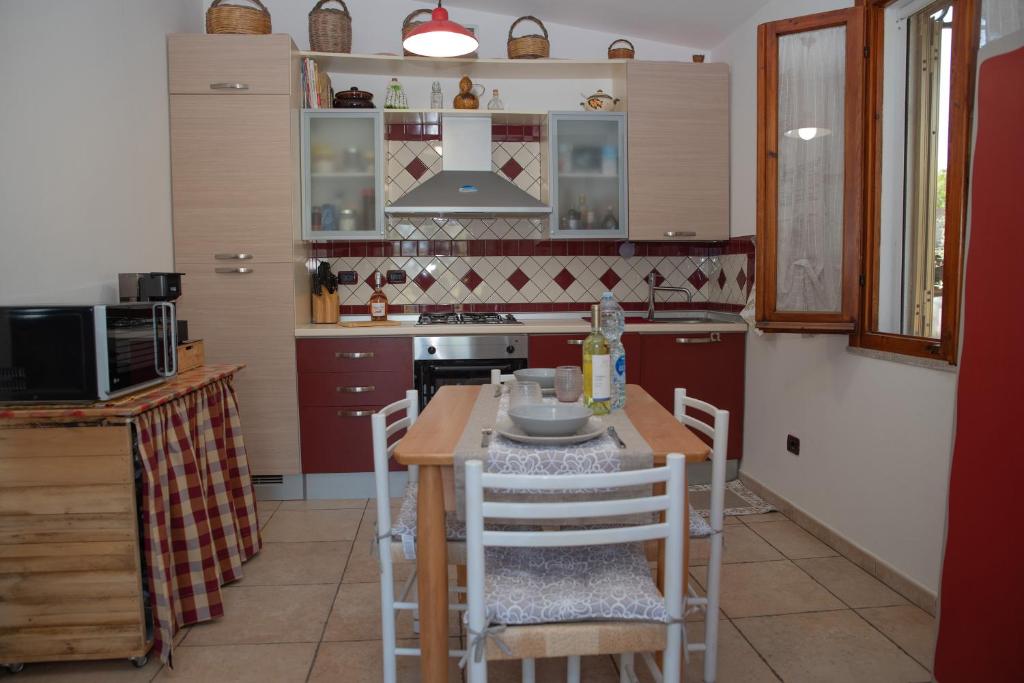 A kitchen or kitchenette at Domo Anghèleda - Alghero casa indipendente vicino al mare