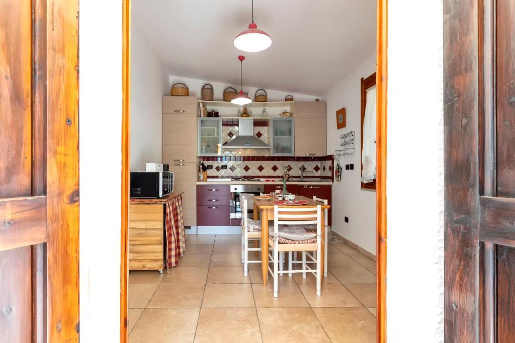 A kitchen or kitchenette at Domo Anghèleda - Alghero casa indipendente vicino al mare