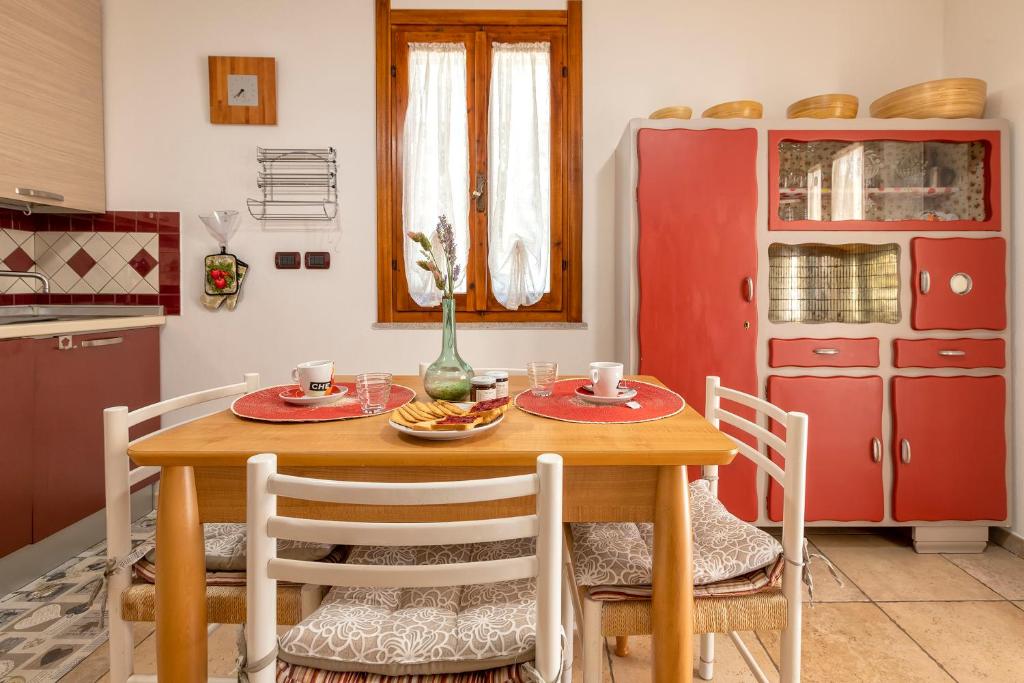 A kitchen or kitchenette at Domo Anghèleda - Alghero casa indipendente vicino al mare