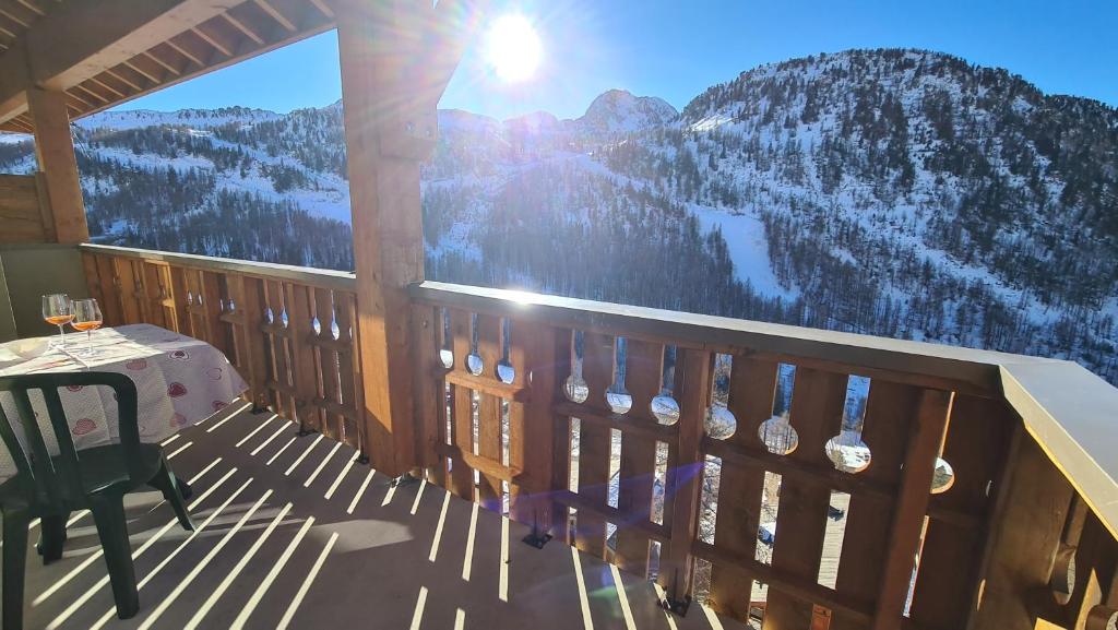 d'un balcon avec une table et une vue sur la montagne. dans l'établissement Appartement duplex T3, Isola2000, France, à Isola 2000