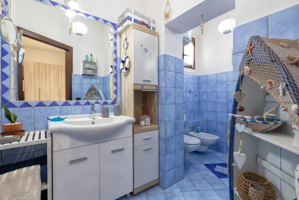 A bathroom at Domo Anghèleda - Alghero casa indipendente vicino al mare