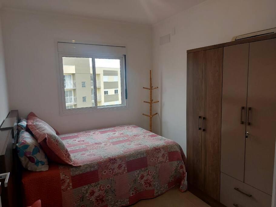 Katil atau katil-katil dalam bilik di Apto ao lado do Parque UNA