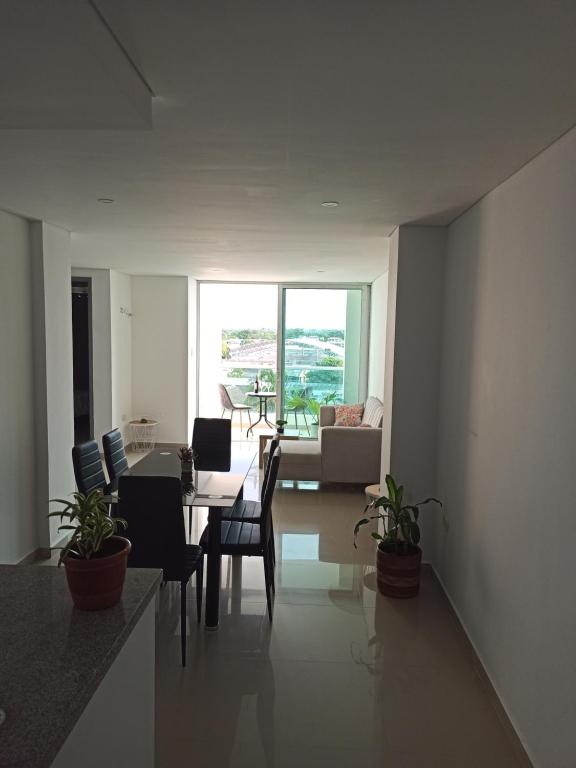 a living room with a table and chairs and a couch at Hermoso apartamento frente al mar in Ríohacha