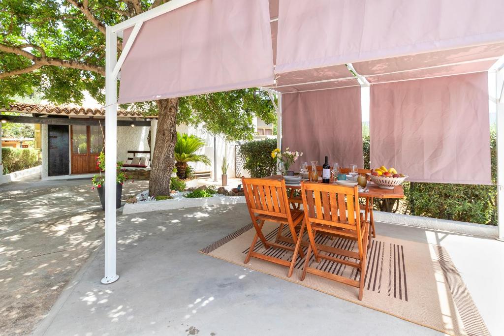 A patio or other outdoor area at Domo Anghèleda - Alghero casa indipendente vicino al mare