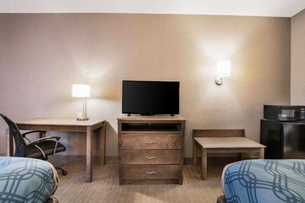 TV a/nebo společenská místnost v ubytování Econo Lodge Forrest City I-40