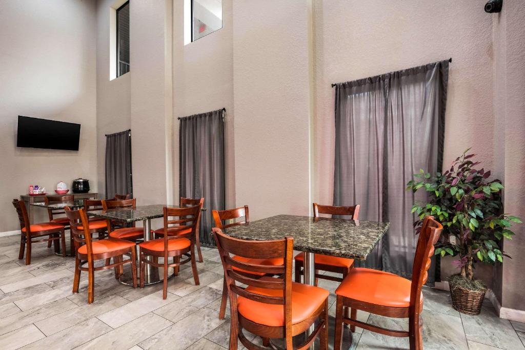 TV a/nebo společenská místnost v ubytování Econo Lodge Forrest City I-40