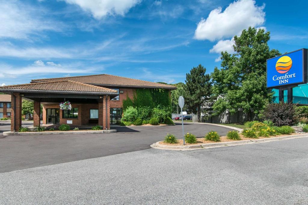 a hotel front of a building with a sign at Comfort Inn in Huntsville