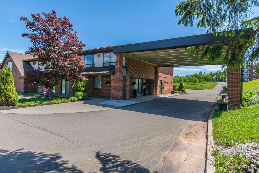 an empty driveway in front of a building at Comfort Inn Magnetic Hill in Moncton