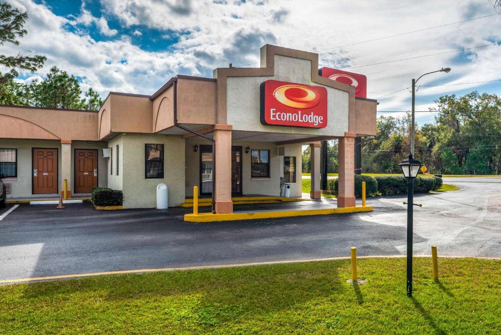 un edificio con un cartel para un restaurante de comida rápida en Econo Lodge, en Crystal River