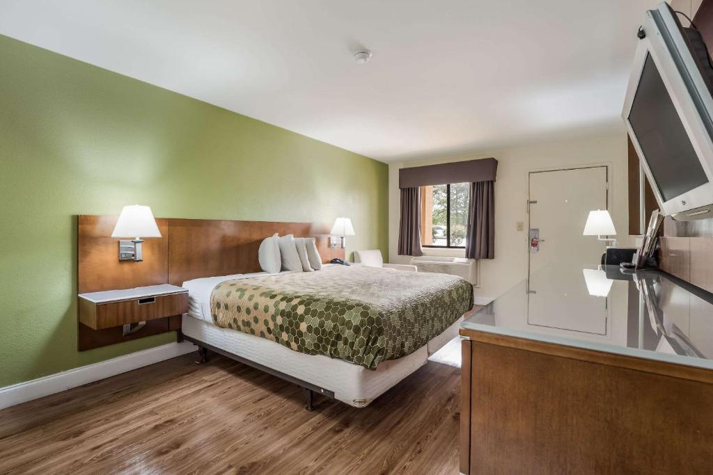 Econo Lodge Atlanta Airport East - Non-Smoking - King Room