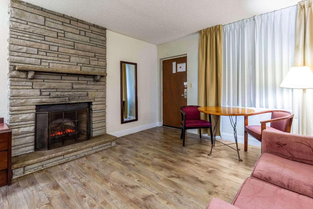 Econo Lodge Inn & Suites on the River photo