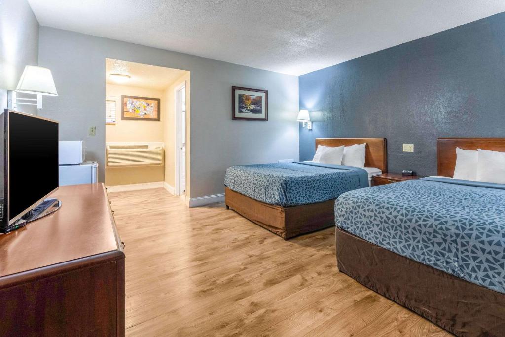 Econo Lodge Inn & Suites on the River photo