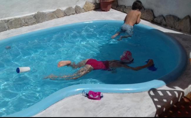 Eine Frau liegt im Pool in der Unterkunft Casa Candiotti in Paraná