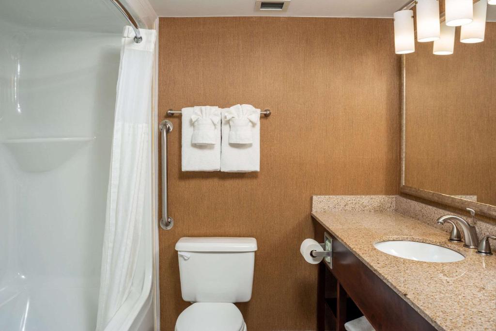 Clarion Pointe Harrisonburg - Suite Doble Con Vistas Al Patio - No Fumadores