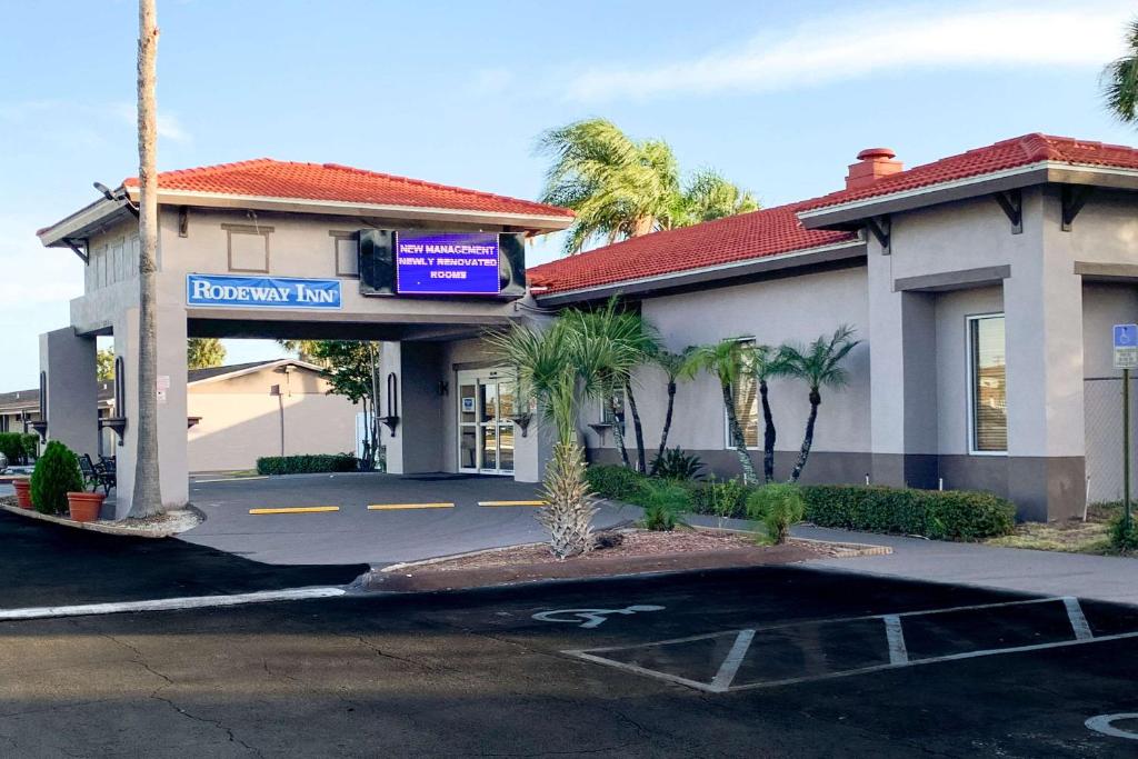 a hotel building with a sign that reads emergency inn at Rodeway Inn Sun City Center in Sun City Center