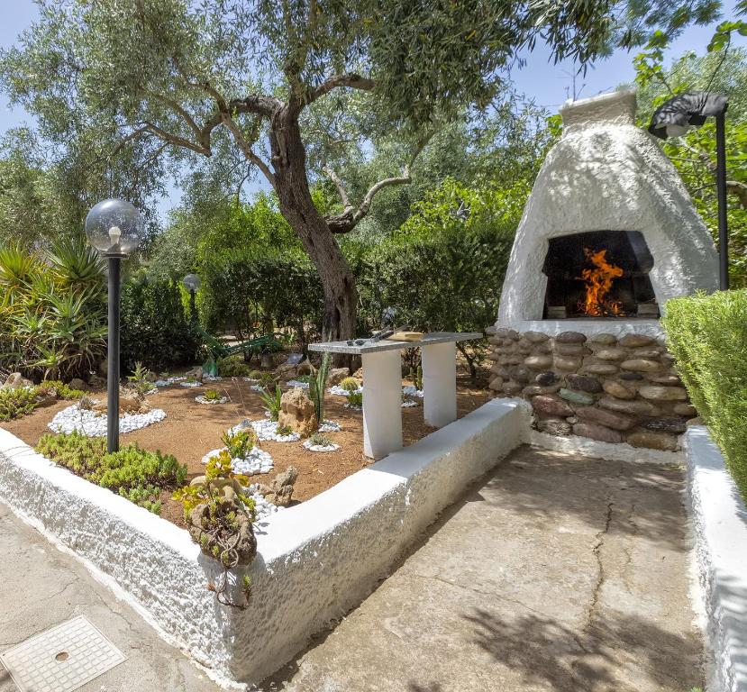A garden outside Domo Anghèleda - Alghero casa indipendente vicino al mare