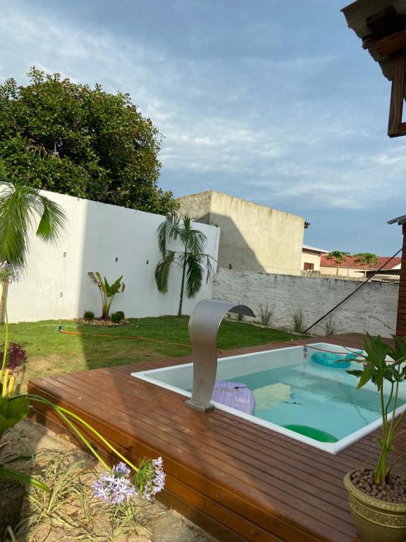 Kolam renang di atau dekat dengan Casa de Praia, alto padrão, estilo industrial, 50 metros do mar.