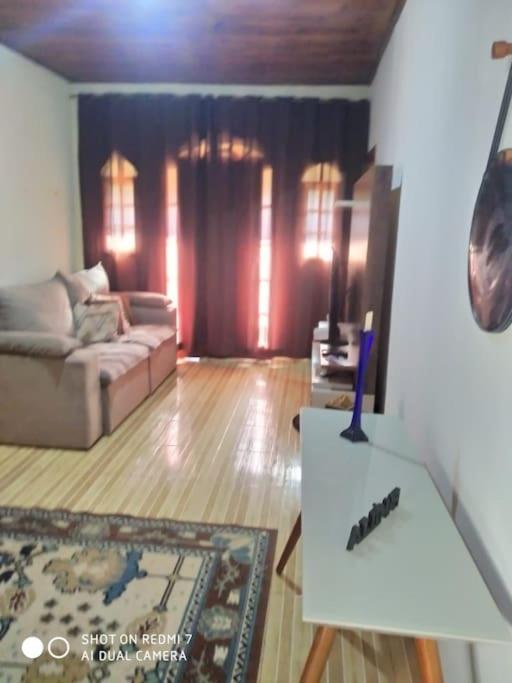 a living room with a couch and a table at Casa aconchegante in Bocaina de Minas
