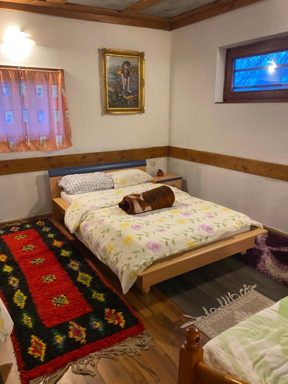 Dormitorio pequeño con cama y alfombra en Farma 2 en Cazin