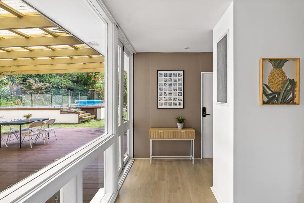 Fotografie z fotogalerie ubytování Relaxed Queen Room - Serene Spot at Pymble - Shared Bathroom v destinaci Pymble