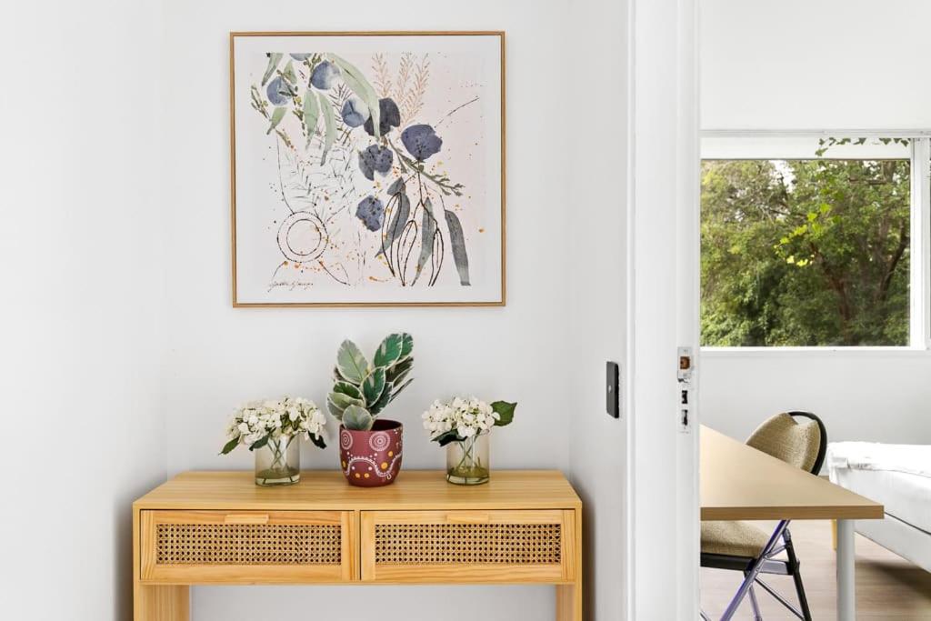 Fotografie z fotogalerie ubytování Relaxed Queen Room - Serene Spot at Pymble - Shared Bathroom v destinaci Pymble