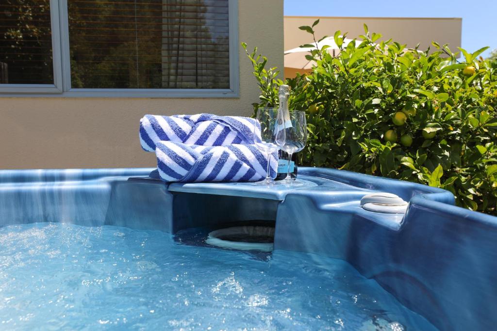 uma mesa com uma toalha de mesa azul em cima de uma piscina em Top of the Lake - Taupo em Taupo