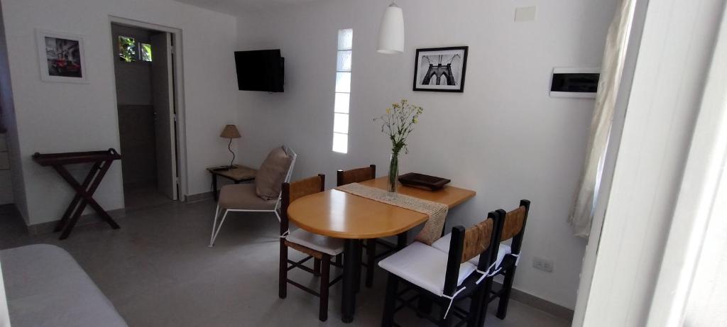 โทรทัศน์และ/หรือระบบความบันเทิงของ Monoambiente totalmente equipado en el bosque
